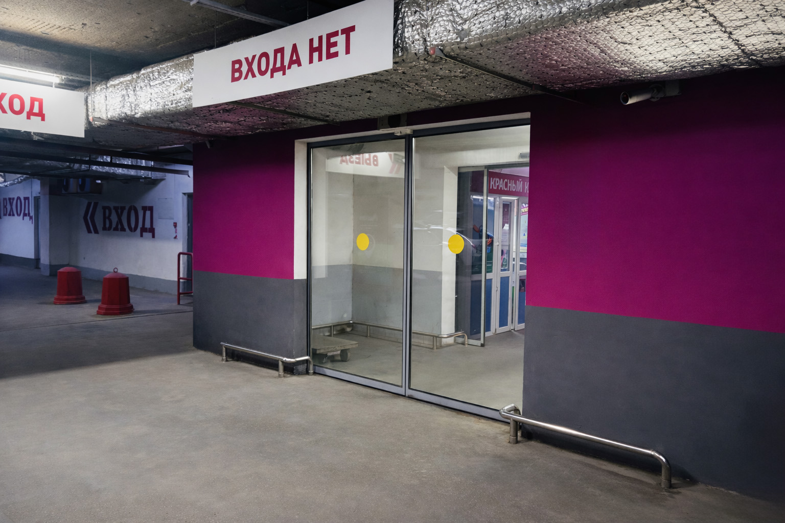 Установка раздвижных дверей в торговом центре