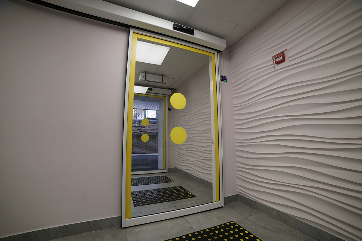 Автоматические раздвижные двери в приемном отделении больницы