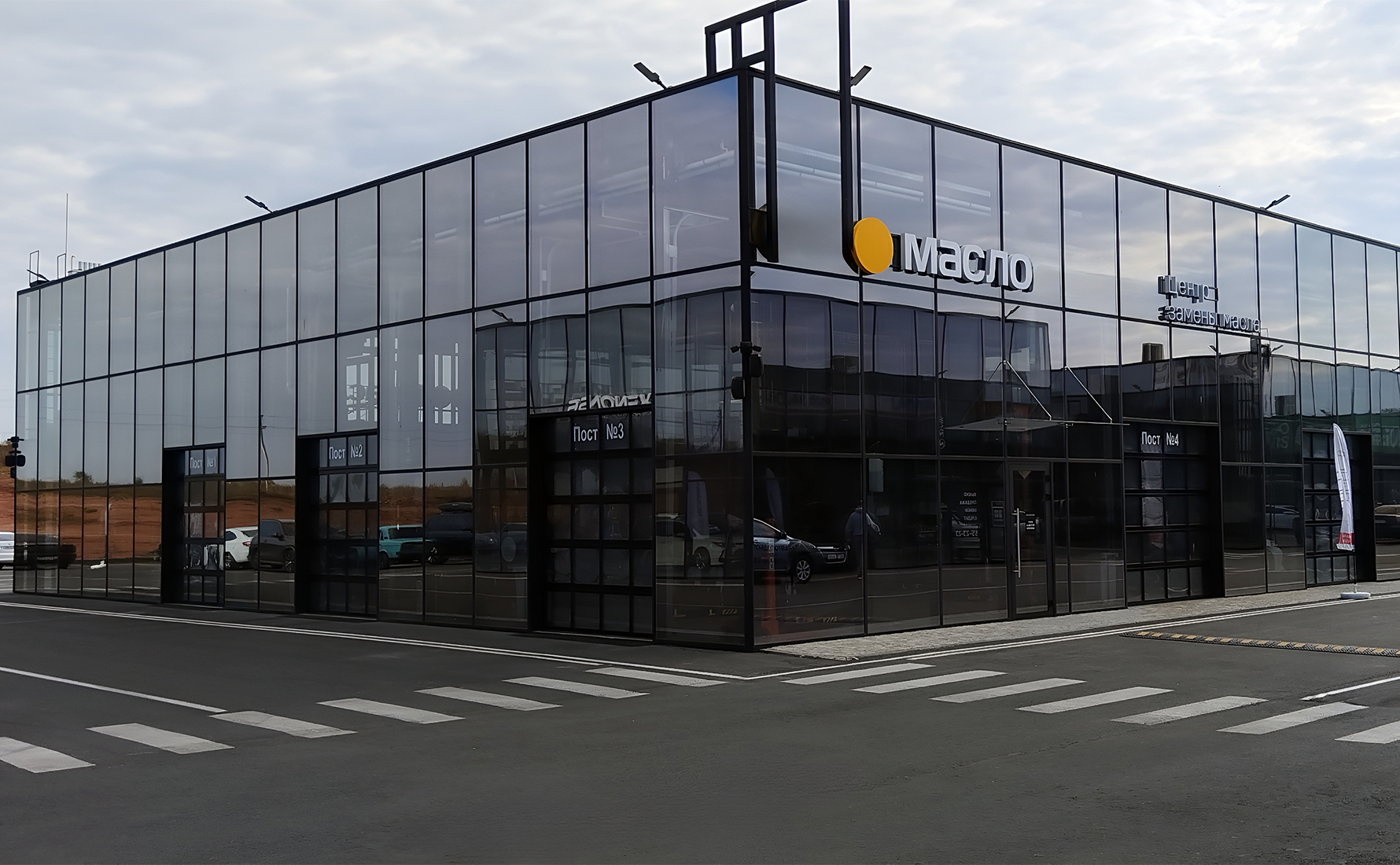 Секционные панорамные ворота для автомобильного центра