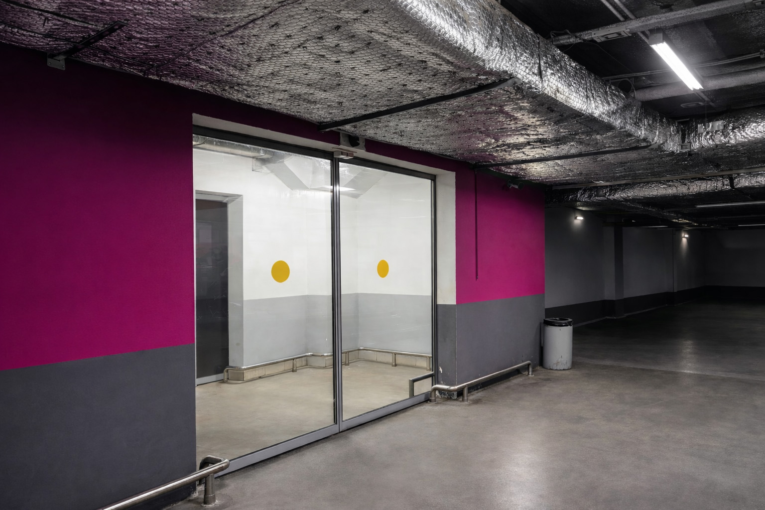 Установка раздвижных дверей в торговом центре