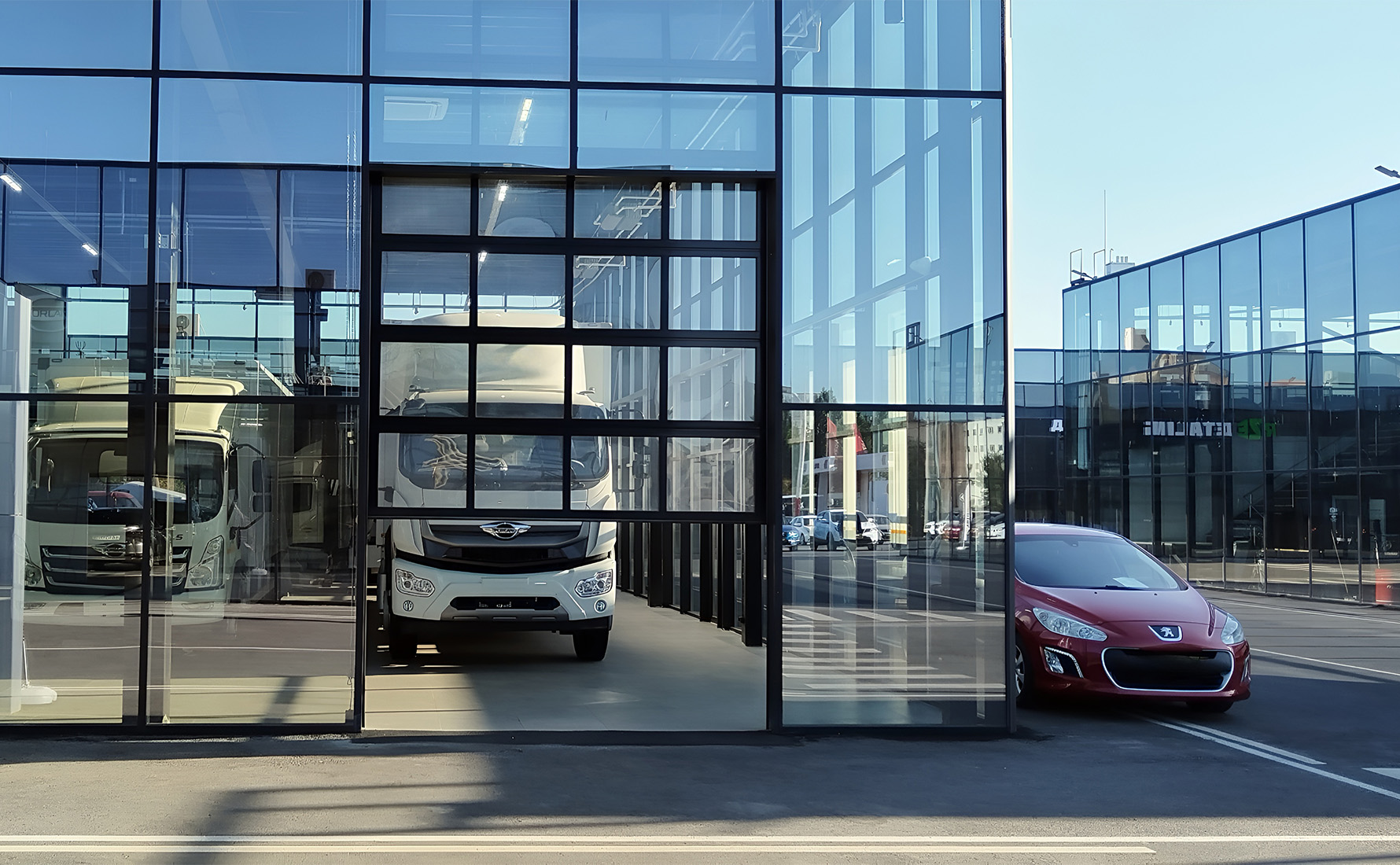 Секционные панорамные ворота для автомобильного центра