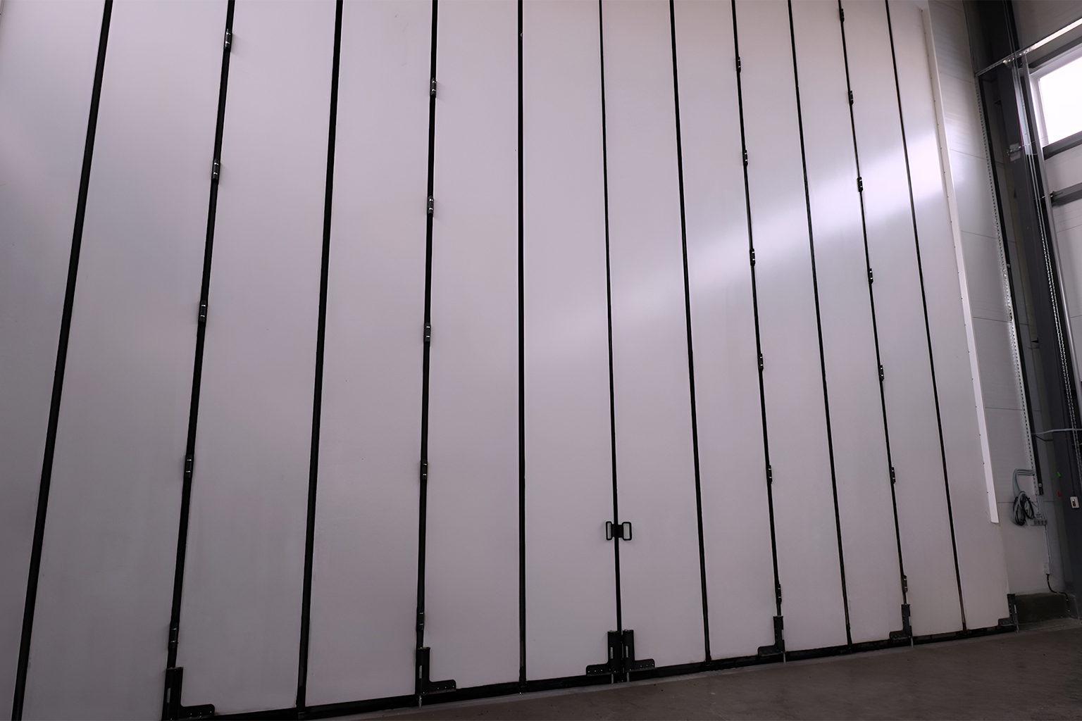 Складные промышленные ворота в помещении мойки