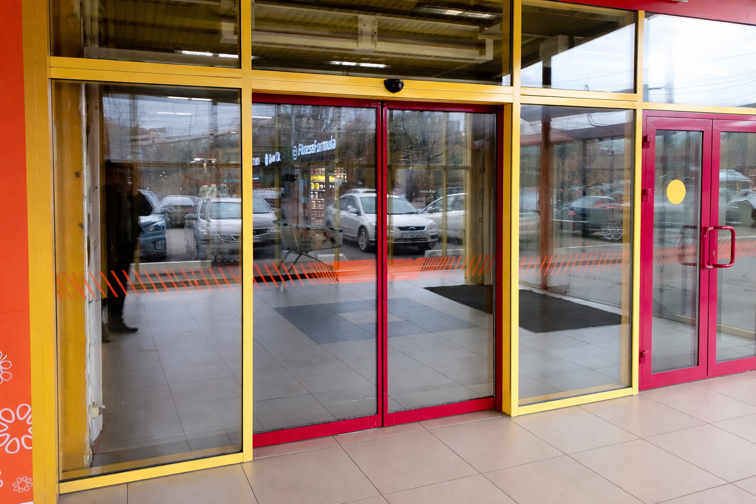 Автоматические раздвижные двери для торгового центра