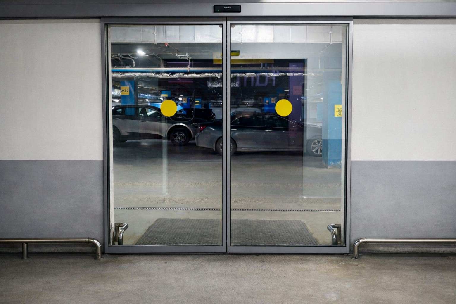 Установка раздвижных дверей в торговом центре