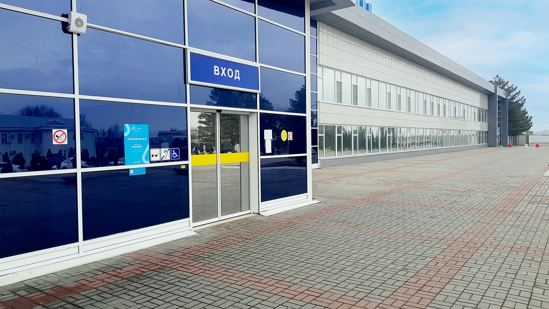 Автоматические раздвижные двери для аэропорта