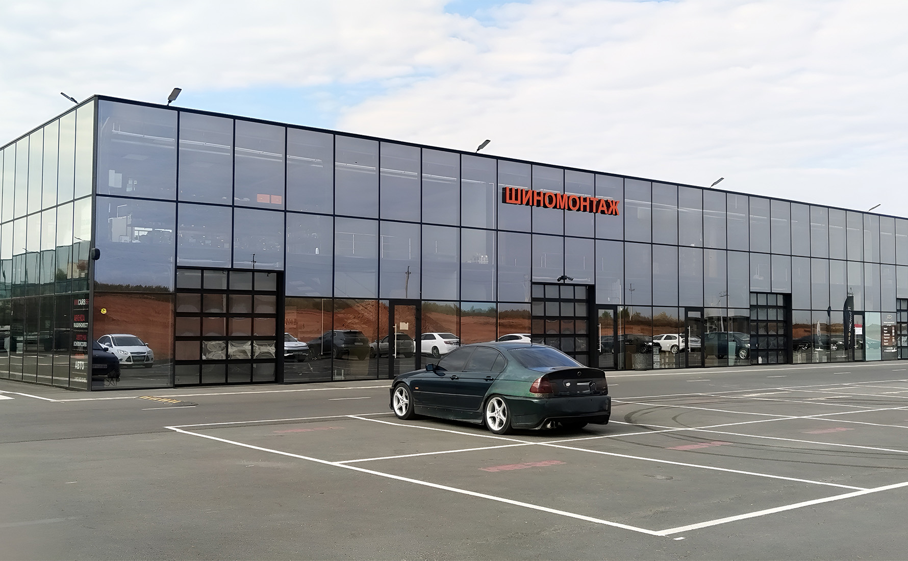 Секционные панорамные ворота для автомобильного центра