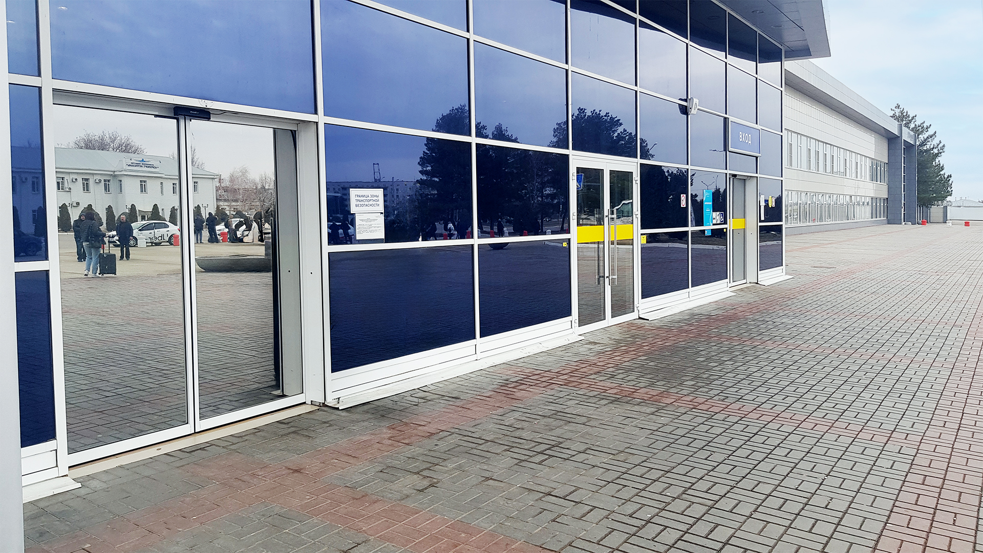 Автоматические раздвижные двери для аэропорта