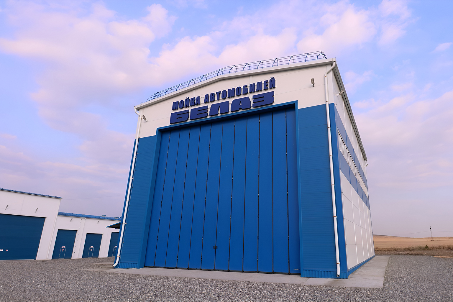 Складные промышленные ворота в помещении мойки