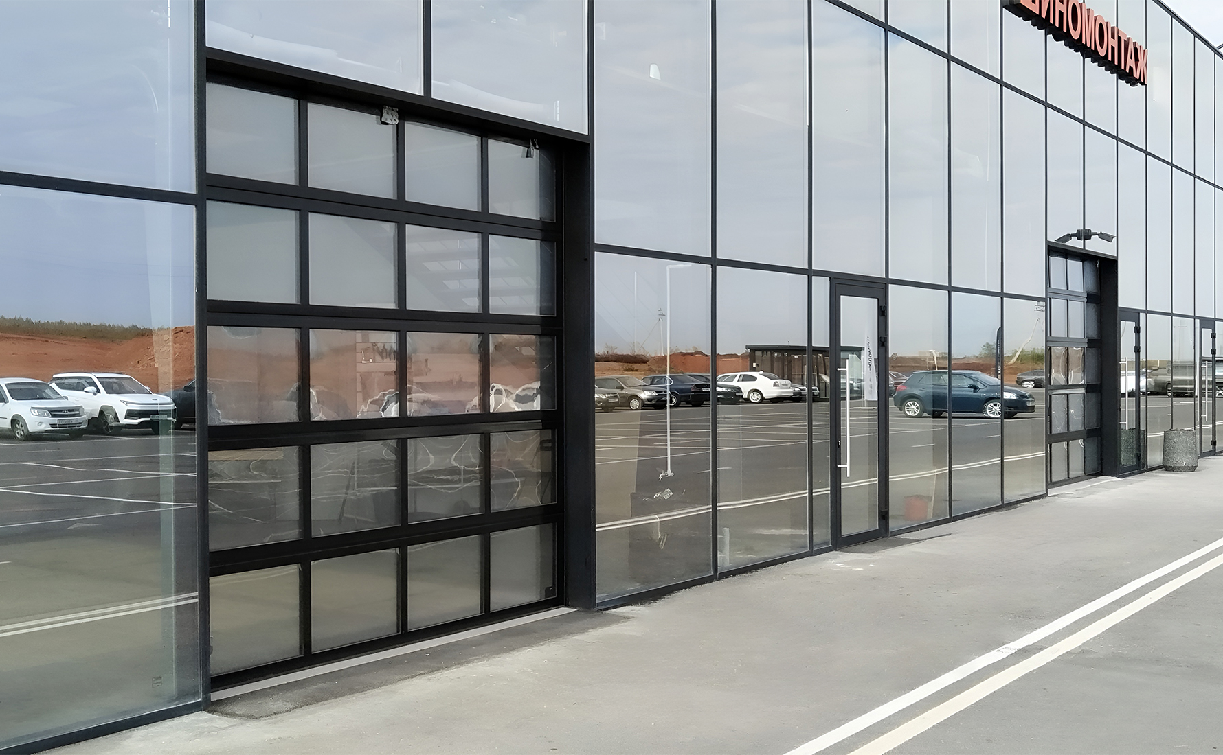 Секционные панорамные ворота для автомобильного центра