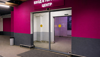 Установка раздвижных дверей в торговом центре