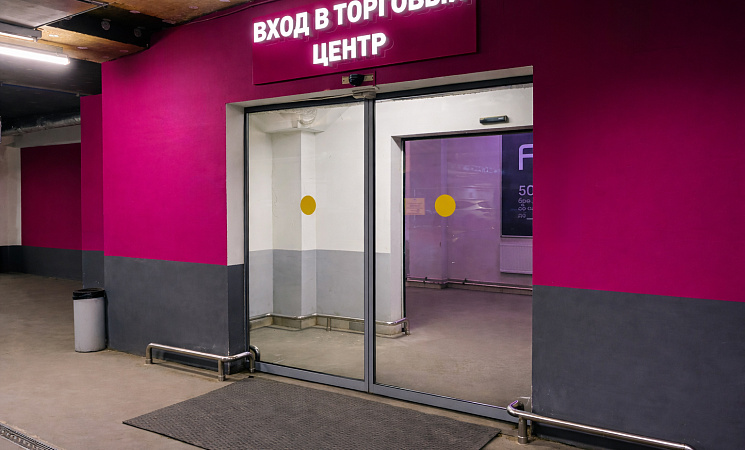 Установка раздвижных дверей в торговом центре