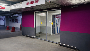 Установка раздвижных дверей в торговом центре