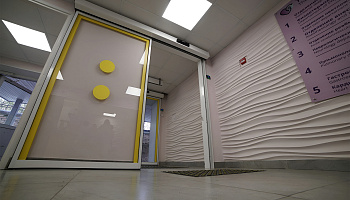 Автоматические раздвижные двери в приемном отделении больницы