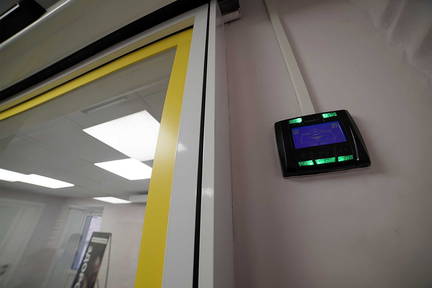 Автоматические раздвижные двери в приемном отделении больницы