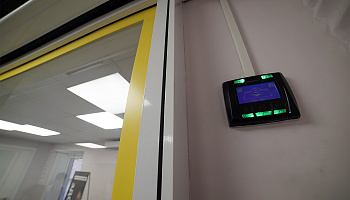 Автоматические раздвижные двери в приемном отделении больницы