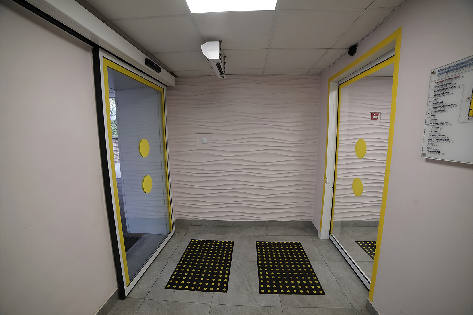 Автоматические раздвижные двери в приемном отделении больницы