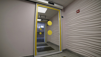 Автоматические раздвижные двери в приемном отделении больницы