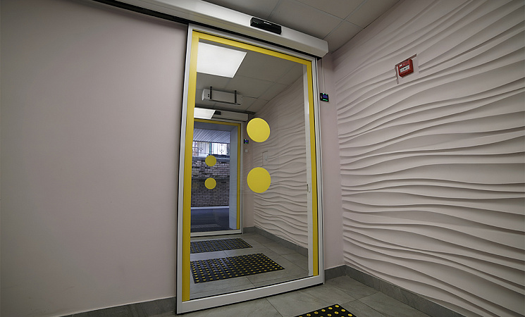 Автоматические раздвижные двери в приемном отделении больницы