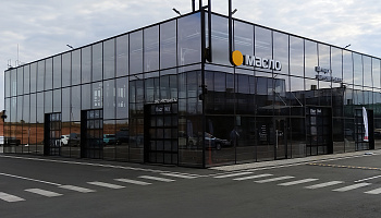 Секционные панорамные ворота для автомобильного центра