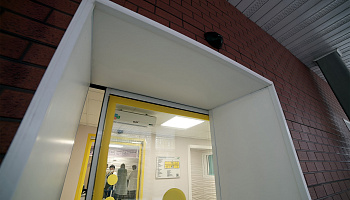 Автоматические раздвижные двери в приемном отделении больницы