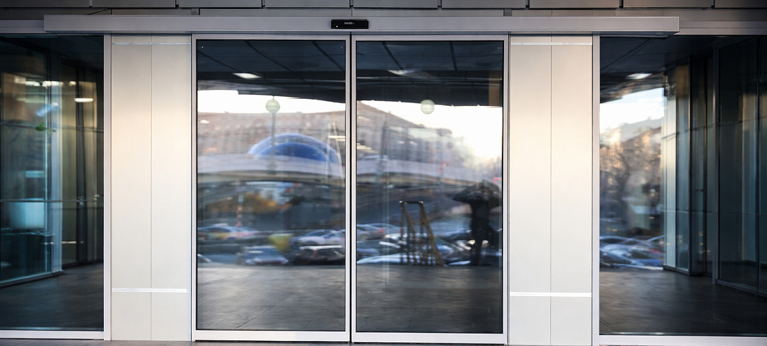 Нужен ли замок для автоматической раздвижной двери?