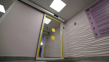 Автоматические раздвижные двери в приемном отделении больницы