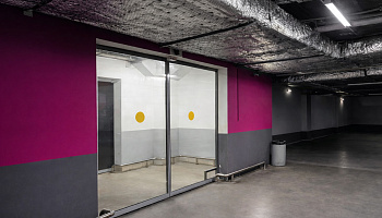 Установка раздвижных дверей в торговом центре