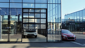 Секционные панорамные ворота для автомобильного центра