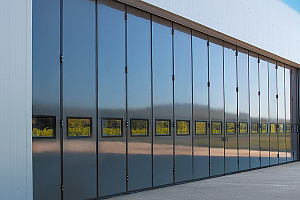 Складные ворота для ангара вертолетов