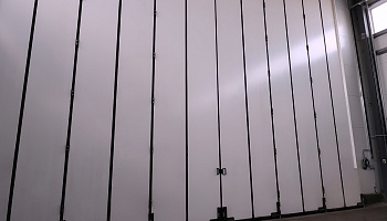 Складные промышленные ворота в помещении мойки