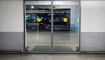 Установка раздвижных дверей в торговом центре