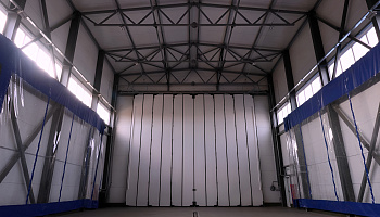 Складные промышленные ворота в помещении мойки