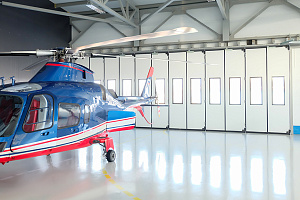 Складные ворота без нижней направляющей для вертолетного ангара