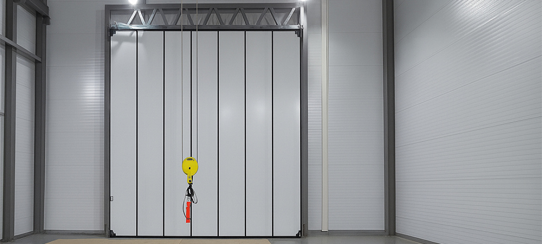 Как выбрать складные ворота гармошкой для ограниченного пространства: лучшие решения для депо, гаражей и СТО