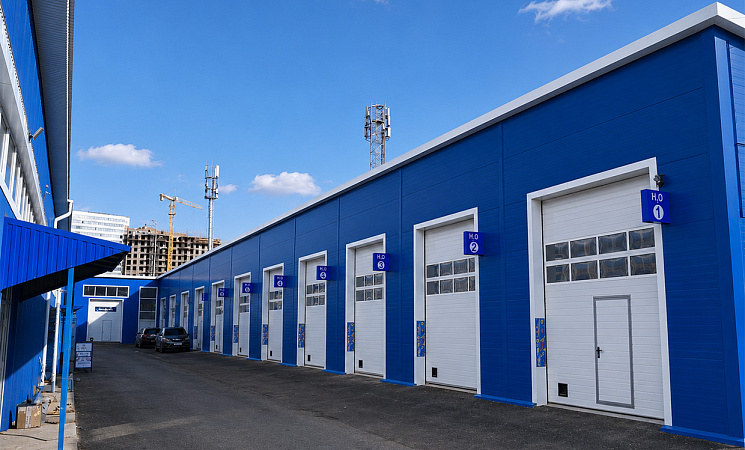 Промышленные секционные ворота для автомойки