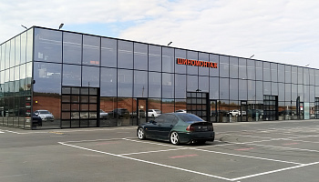 Секционные панорамные ворота для автомобильного центра