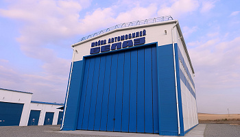 Складные промышленные ворота в помещении мойки