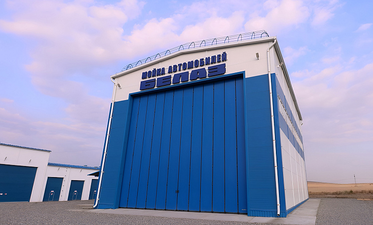 Складные промышленные ворота в помещении мойки