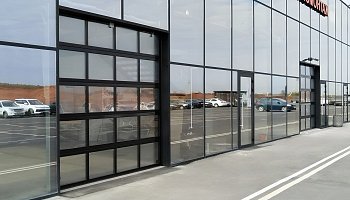 Секционные панорамные ворота для автомобильного центра