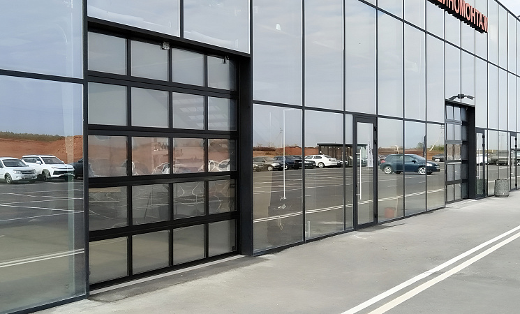 Секционные панорамные ворота для автомобильного центра